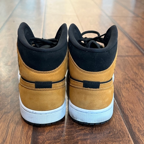 Jordan Women’s Black and Tan Sneakers - Picture 8 of 8